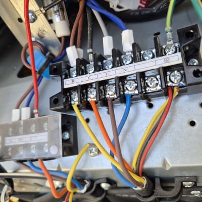 חיווט פנימי של מערכת מיזוג אוויר עם חוטים צבעוניים ומחברים