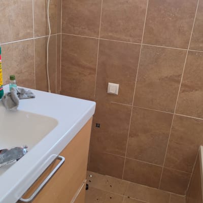 חדר אמבטיה עם כיור, ארון ושקע חשמל