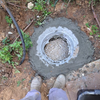 עבודת אינסטלציה עם צינור ובור בטון