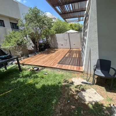 דק עץ עם פרגולה בגינה, כיסא פלסטיק