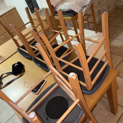 כיסאות הפוכים על שולחן במטבח, מראה של ניקיון