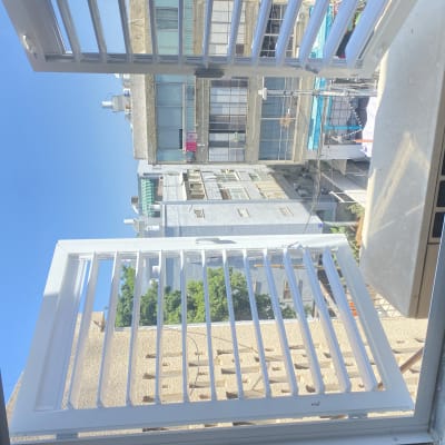 תריסי אלומיניום לבנים פתוחים בחלון