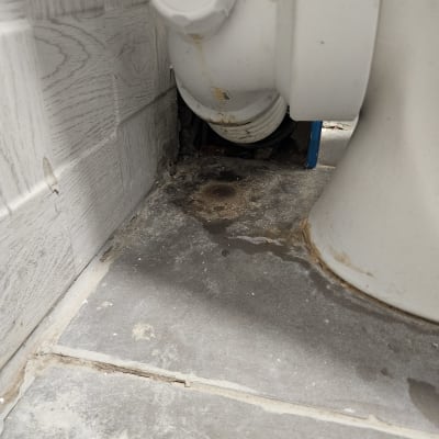 צינור מים עם סימני נזילה על הרצפה