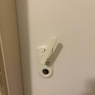 ידית דלת עם מנעול לבן