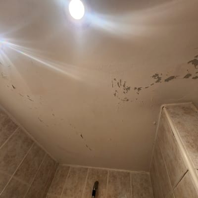 תקרה מתקלפת עם כתמי צבע מתקלפים