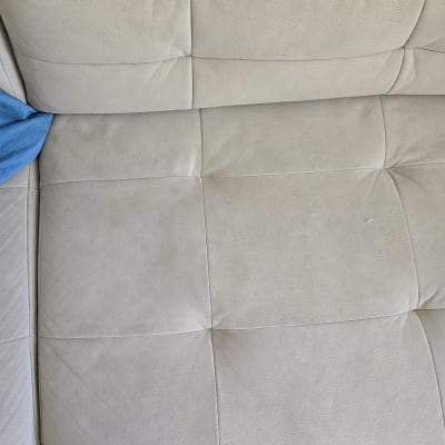 תמונה של ריפוד ספה בצבע בהיר