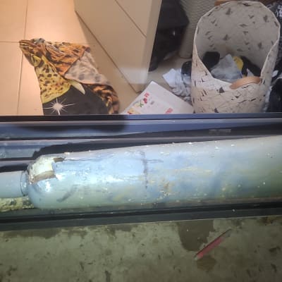 דוד שמש ישן עם חלודה ונזק חיצוני