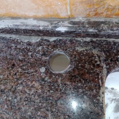 חור בשיש עבור התקנת ברז