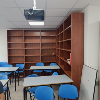 מדפים מעץ בחדר עם שולחנות וכיסאות