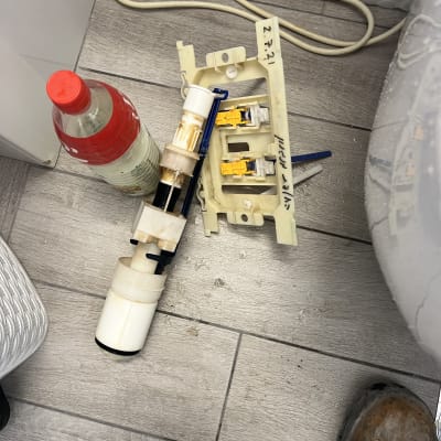 חלקי אינסטלציה וכלים על רצפת חדר אמבטיה