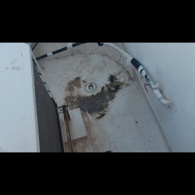 ניקוז מים עם צינורות ואיטום סביבו