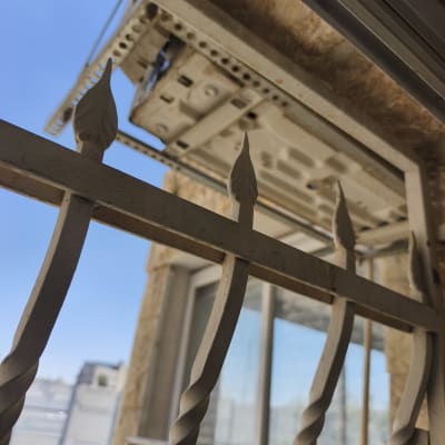 יחידת מזגן חיצונית מותקנת על קיר חיצוני