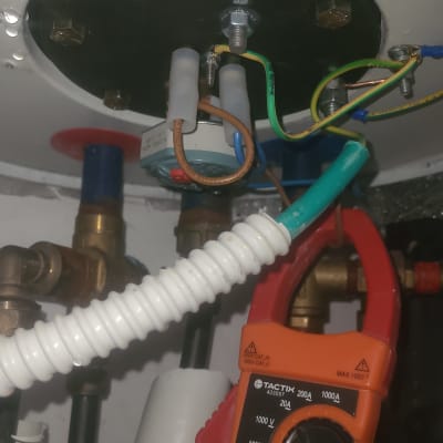 מד חום ומחברים בצנרת דוד שמש