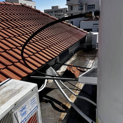 מערכת חימום סולארית על גג רעפים עם צינורות וחיבורים.