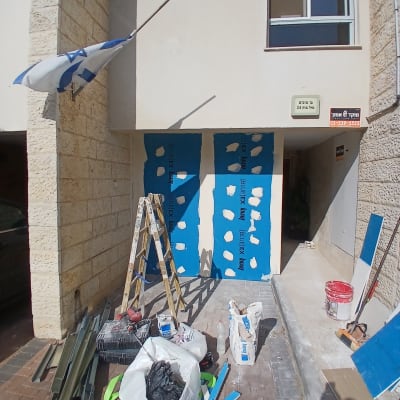 עבודות גבס עם לוחות כחולים וסולם באתר בנייה