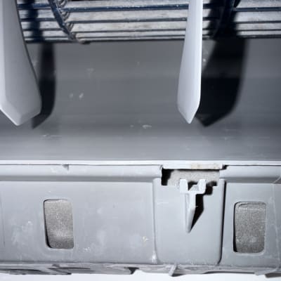 חלק פנימי של מזגן עם להבים ומסנן