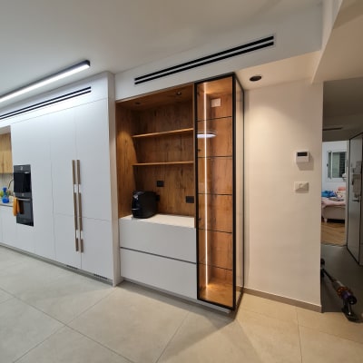 ארון עץ עם מדפים ודלת זכוכית