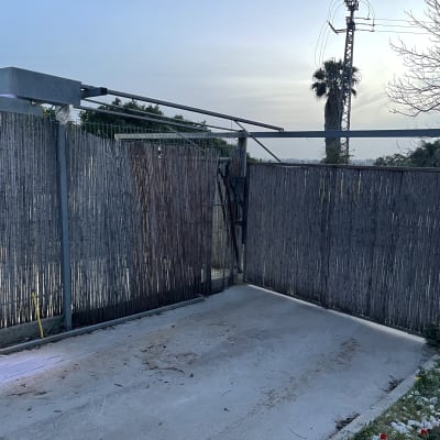 שער חשמלי עם מנגנון פתיחה עליון