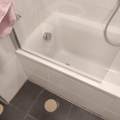 אמבטיה עם דלת זכוכית וברז מתכת