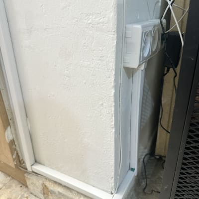 שקע חשמל כפול עם חוטים מחוברים לקיר