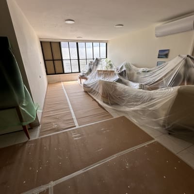 רצפה מכוסה בניילון להגנה בזמן צביעה