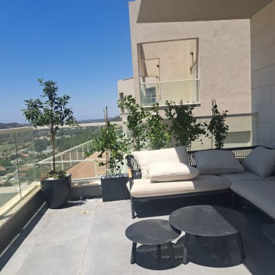 מרפסת עם צמחייה וריהוט גן
