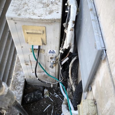 יחידת מיזוג אוויר חיצונית עם צינורות וחוטים חשמליים