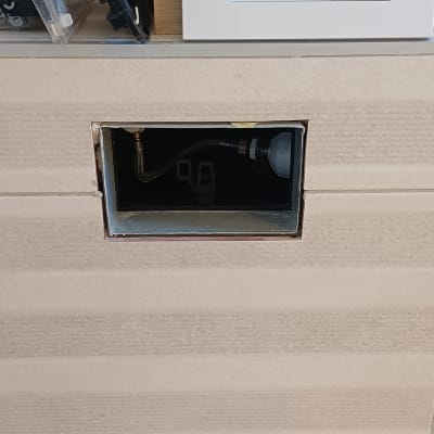 תמונה של מערכת אינסטלציה עם חלקים חשופים