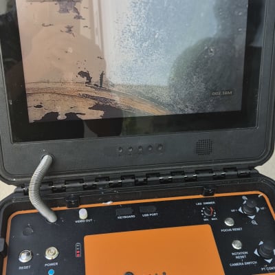 מסך תצוגה עם תמונה של נזילה, מקלדת וכפתורים לשליטה