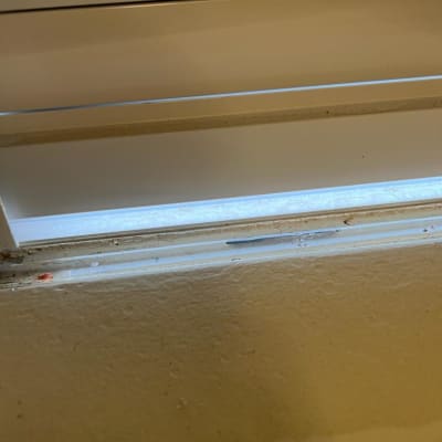 תריסים לבנים עם חריצים פתוחים מעט