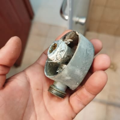 חלק צנרת מתכת חלוד ביד של אדם