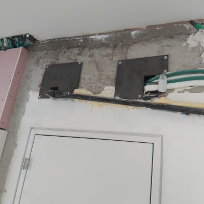 קיר עם חוטים וצינורות, ללא מסגרות נראות לעין