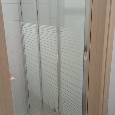 דלתות זכוכית למקלחת בחדר אמבטיה