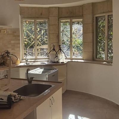 מטבח עם כיור, חלונות ותאורה טבעית