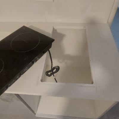 משטח שיש עם חור לכיריים חשמליות