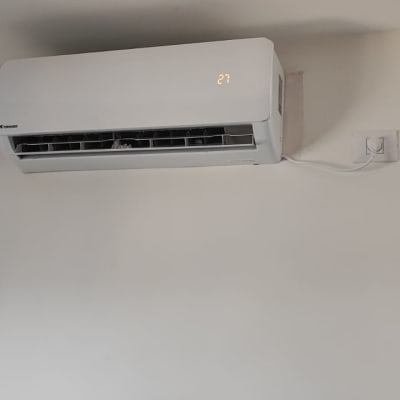 מזגן קיר עם תצוגת טמפרטורה 27 מעלות