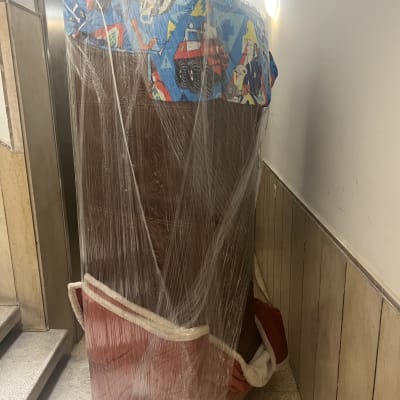 רהיט עטוף בניילון במעבר צר, מוכן להובלה