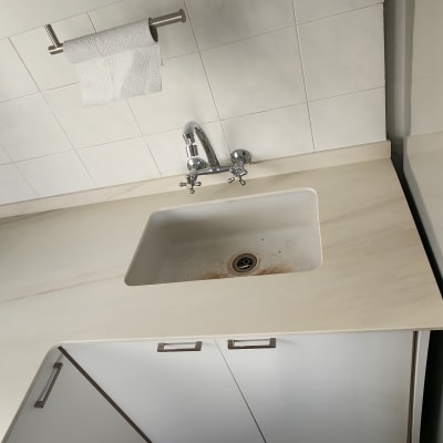 שיש בהיר עם כיור וברז במטבח