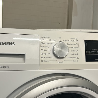 מכונת כביסה של סימנס עם לוח בקרה