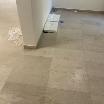 רצפה מלוכלכת עם אריזות פלסטיק וקלקר
