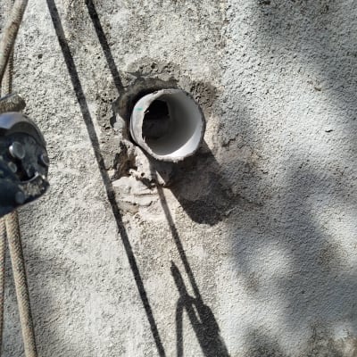 חבל סנפלינג ליד קיר עם חור