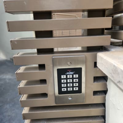 לוח מקשים של אינטרקום מותקן על גדר מתכת