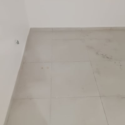 רצפה מלוכלכת לפני ניקיון