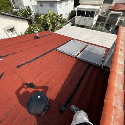 גג עם חומרי איטום ואביזרים נוספים