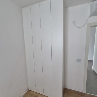 ארון לבן עם דלתות בחדר ריק
