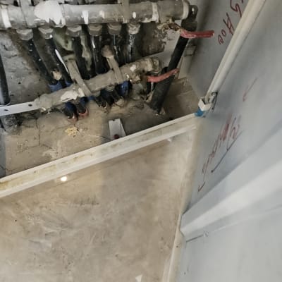 צינורות מים עם ברזים בקיר חשוף