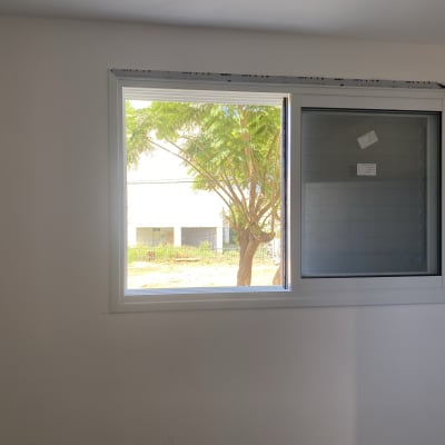 חלון אלומיניום עם מסגרת לבנה