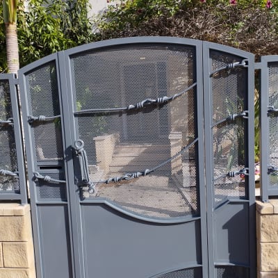 שער מתכת אפור עם עיטורים דקורטיביים