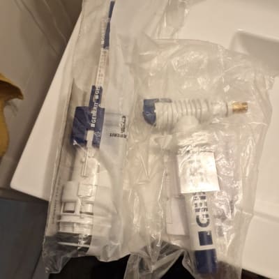 חלקי אינסטלציה באריזות פלסטיק על כיור