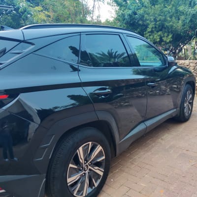 רכב שחור חונה עם צמיגים ודלתות נראות בבירור